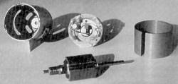 Die Teile des Mabuchei-Motors: Gehäuse, Bürstenschild, Statorring, davor der Anker